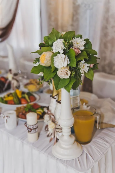 Strauß in einer Vase auf dem Tisch 5204. — Stockfoto