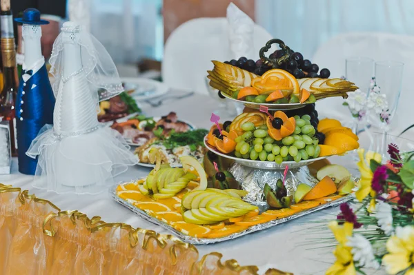 Un tazón de fruta en la mesa 5189 . — Foto de Stock