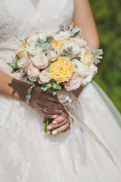 Bouquet entre les mains de la mariée 5198 . — Photo