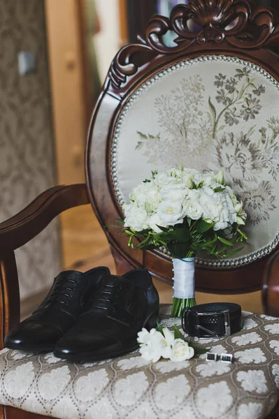 Belt boutonniere and shoes are on the chair 5134. — Stock Photo, Image