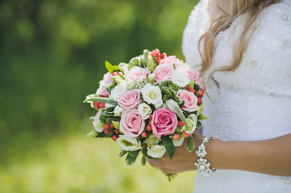 Strauß weißer und rosa Rosen in den Händen der Braut 5181. — Stockfoto