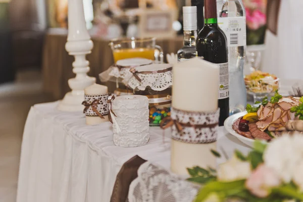 Mesa de vacaciones con alimentos y decoraciones 5202 . — Foto de Stock