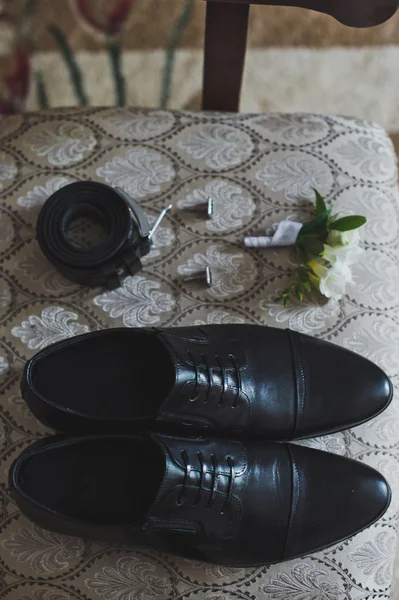 Riem corsages en schoenen zijn op de stoel 5131. — Stockfoto