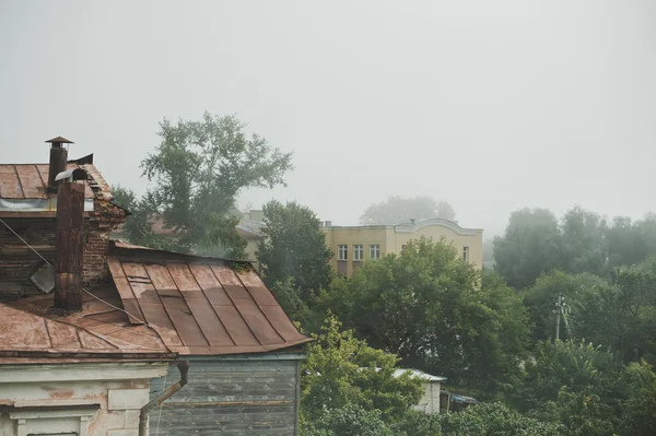 Widok na stary zardzewiały dach 5174. — Zdjęcie stockowe