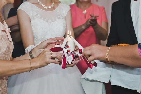 Encender una vela de las otras velas 5154 . —  Fotos de Stock