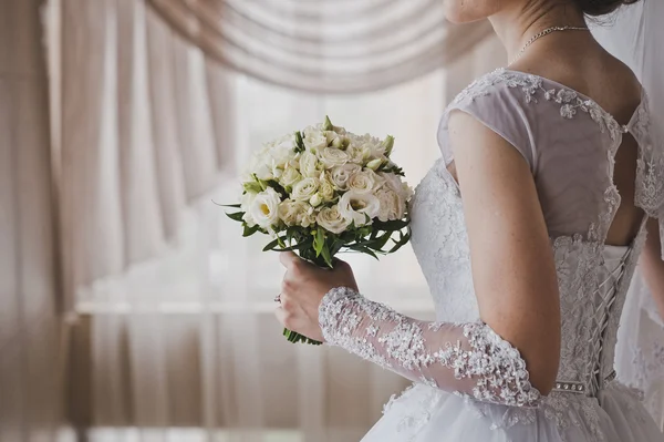 Een boeket van witte rozen in handen van bruid 5168. — Stockfoto