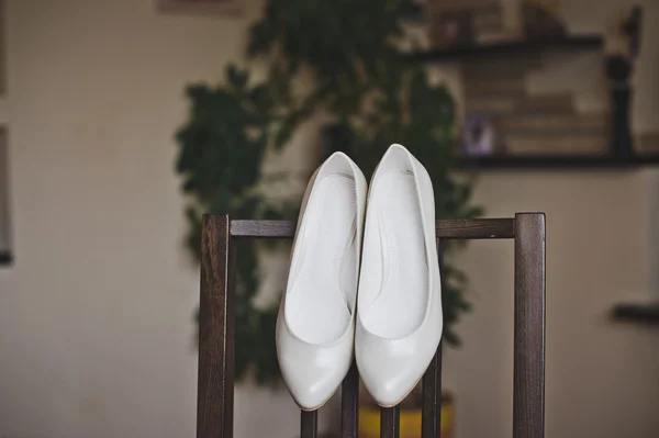 Belles chaussures blanches sur une chaise 5194 — Photo