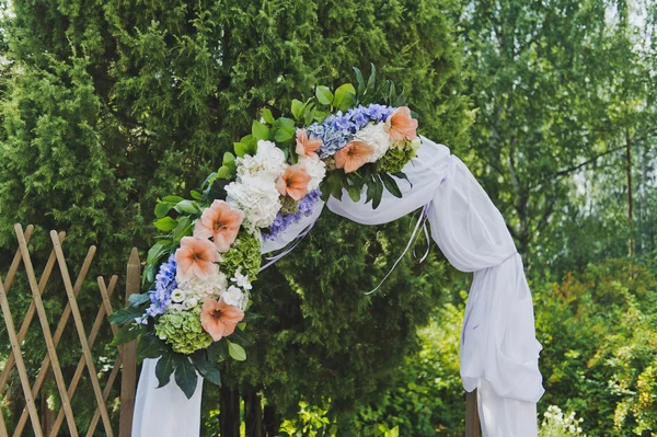 Bahçe 5227 girişinde kumaş kemer dekore edilmiş.