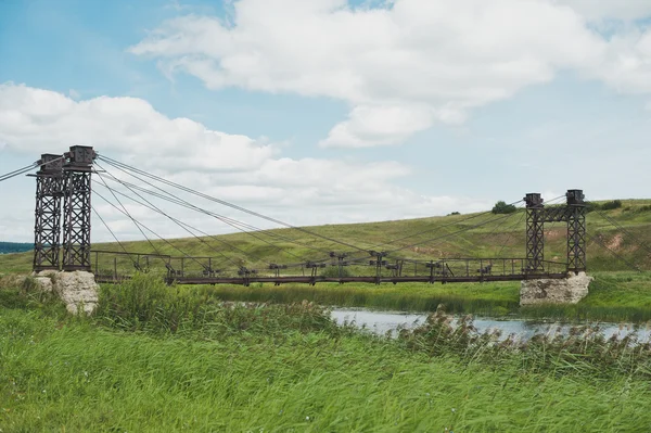 Die alte zerstörte Brücke über den Fluss 5243. — Stockfoto