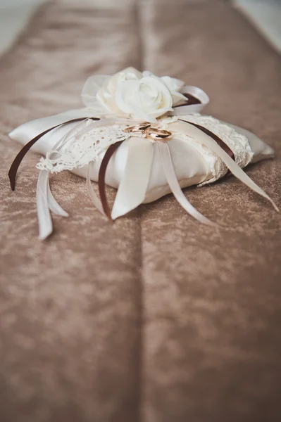 Travesseiro decorativo com anéis de casamento 5246 . — Fotografia de Stock