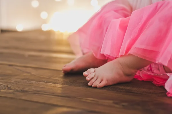 Bare childs feet peeking out from under dresses 5382. — Stock Photo, Image