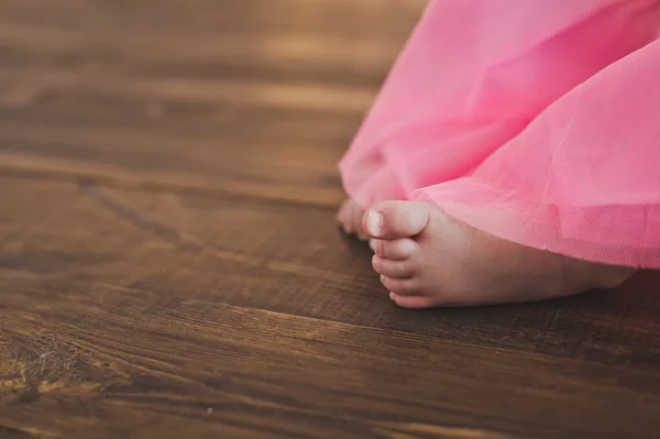 Pies de bebé en un piso de madera 5380 . — Foto de Stock