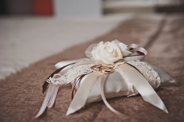 Almohada con anillos de boda 5245 . —  Fotos de Stock