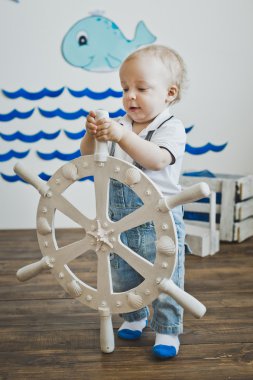 Küçük çocuk elinde 5549 dümen tutar..