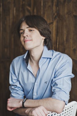 Tişörtlü 5464 mutlu genç adam portresi.