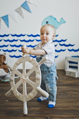 Bir yaşındaki çocuk tekerlekli 5552 tutar.