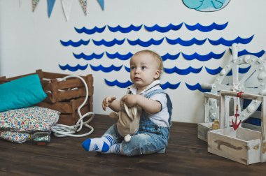 Katta 5536 oynayan bir çocuk.