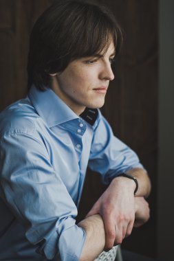 Sersem 5472 pencereden dışarı bakarak adam.