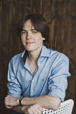 Tişörtlü 5465 mutlu genç adam portresi.