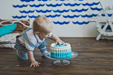 Çocuğun pastayı elleriyle 5563 tatma.