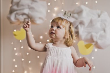 Bir çocuk bulut 5413 eline dokunur.