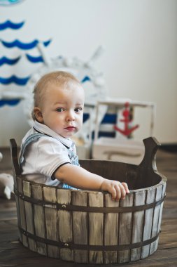 Küçük bir yaşındaki çocuk ahşap havzasında 5533 oturduğundan.