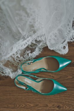 5703 gelinin şenlikli giysi detayları.