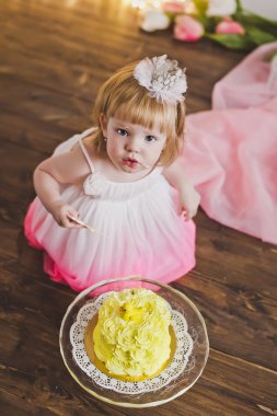 Kız onların ilk doğum 5406 pasta tadı.