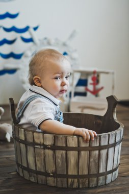 Küçük bir yaşındaki çocuk ahşap havzasında 5532 oturduğundan.