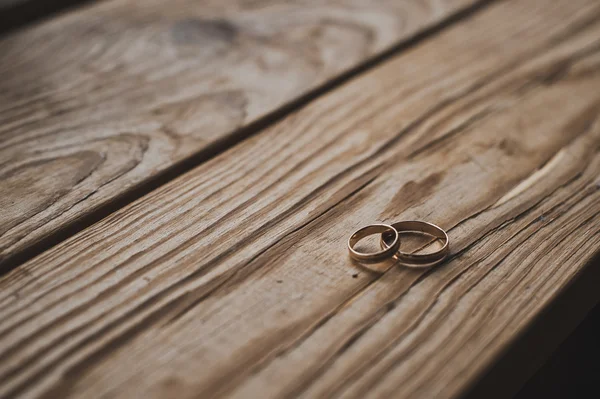 Gold wedding rings on the boards 5614. — Stock Photo, Image