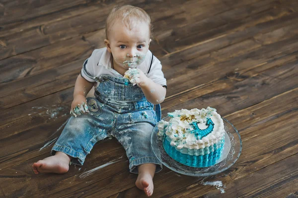 Bir bebek portresi ile pasta 5597 bulaşmış. — Stok fotoğraf