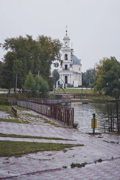 Міст і каплиця на березі річки 5663 . — стокове фото