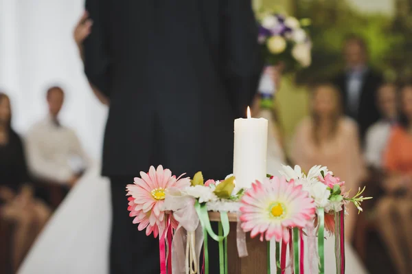 Kerze umgeben von Blumen 5661. — Stockfoto