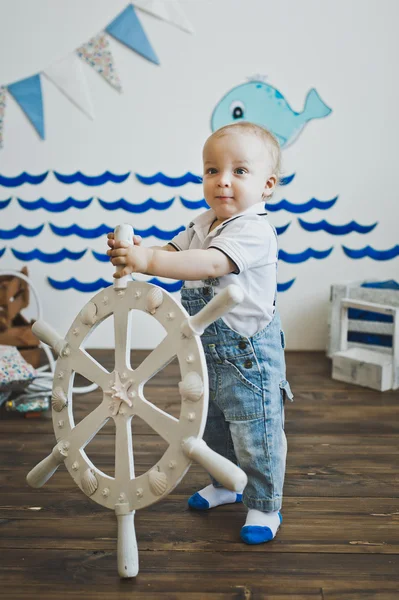 Bir yaşındaki çocuk tekerlekli 5552 tutar.