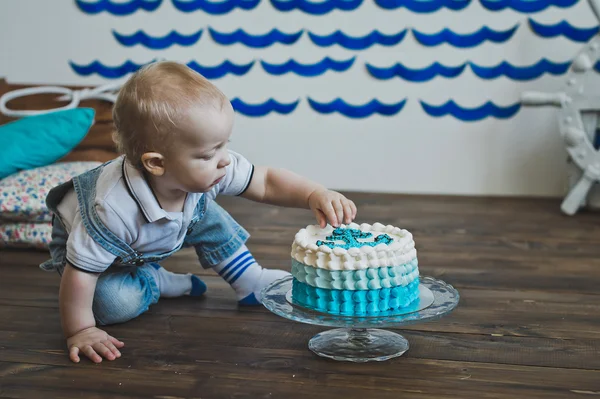 Çocuğun pastayı elleriyle 5562 tatma.