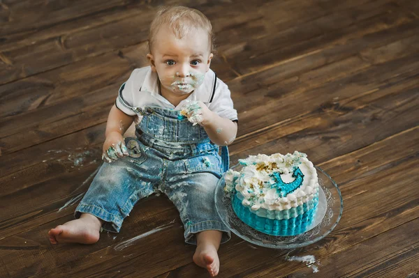 Bir bebek portresi ile pasta 5598 bulaşmış. — Stok fotoğraf