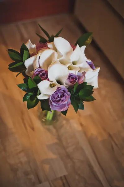 Lilienstrauß in einer Vase auf dem Fußboden 5711. — Stockfoto