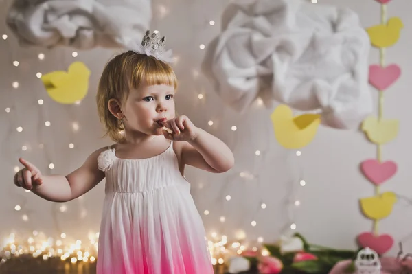 Un bambino leccarsi le dita dopo dolce torta 5421 . — Foto Stock