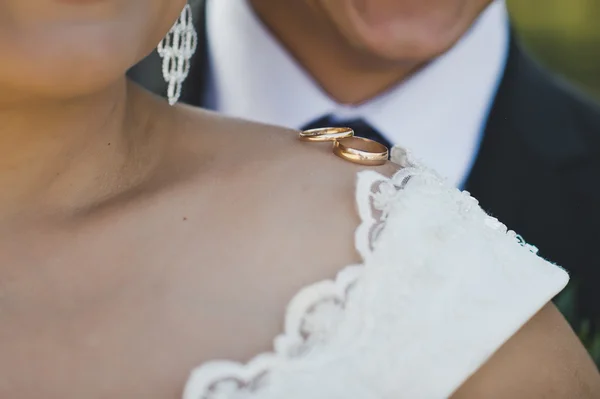 Anéis de casamento no ombro da noiva 5719 . — Fotografia de Stock