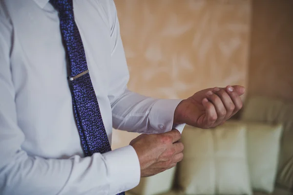 Muž v kravatě, knoflíky košile s rukávem 5714. — Stock fotografie