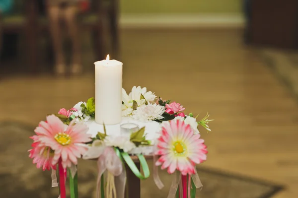 Una vela encendida en un soporte rodeado de velas 5657 . — Foto de Stock