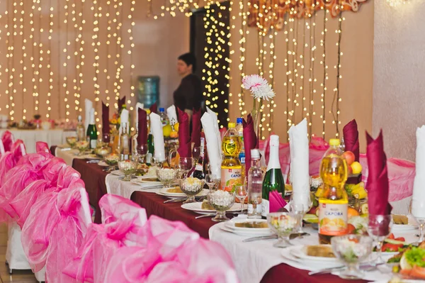 Feestelijke tafel met gerechten op tafel 5752. — Stockfoto