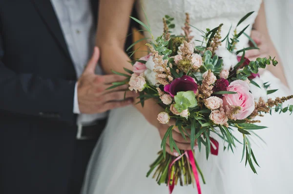 Strauß bunter Blumen in den Händen der Braut 5728. — Stockfoto