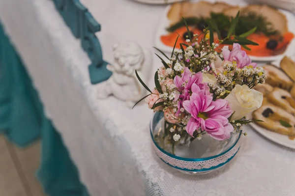 Blumen auf dem Festtagstisch 5800. — Stockfoto