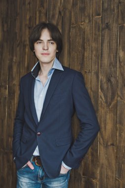 5441 elbiseli genç bir adam portresi.