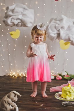 Genç kız mutlu 5434 gülümsüyor.