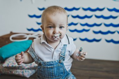 Bebek kek elleriyle 5568 yiyor.