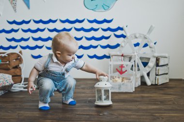 Çocuk bir el feneri ile 5559 oynuyor.