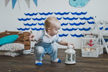 Çocuk bir el feneri ile 5560 oynuyor.