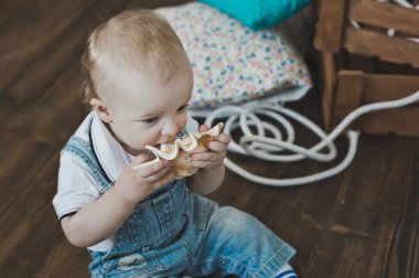 Çocuk 5541 oyuncaklarla çalış.